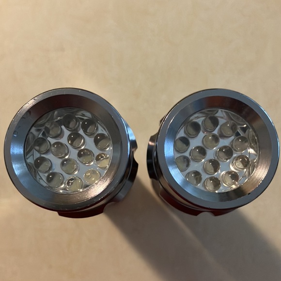 Set of 2 silver LED flashlights - Picture 2 of 3